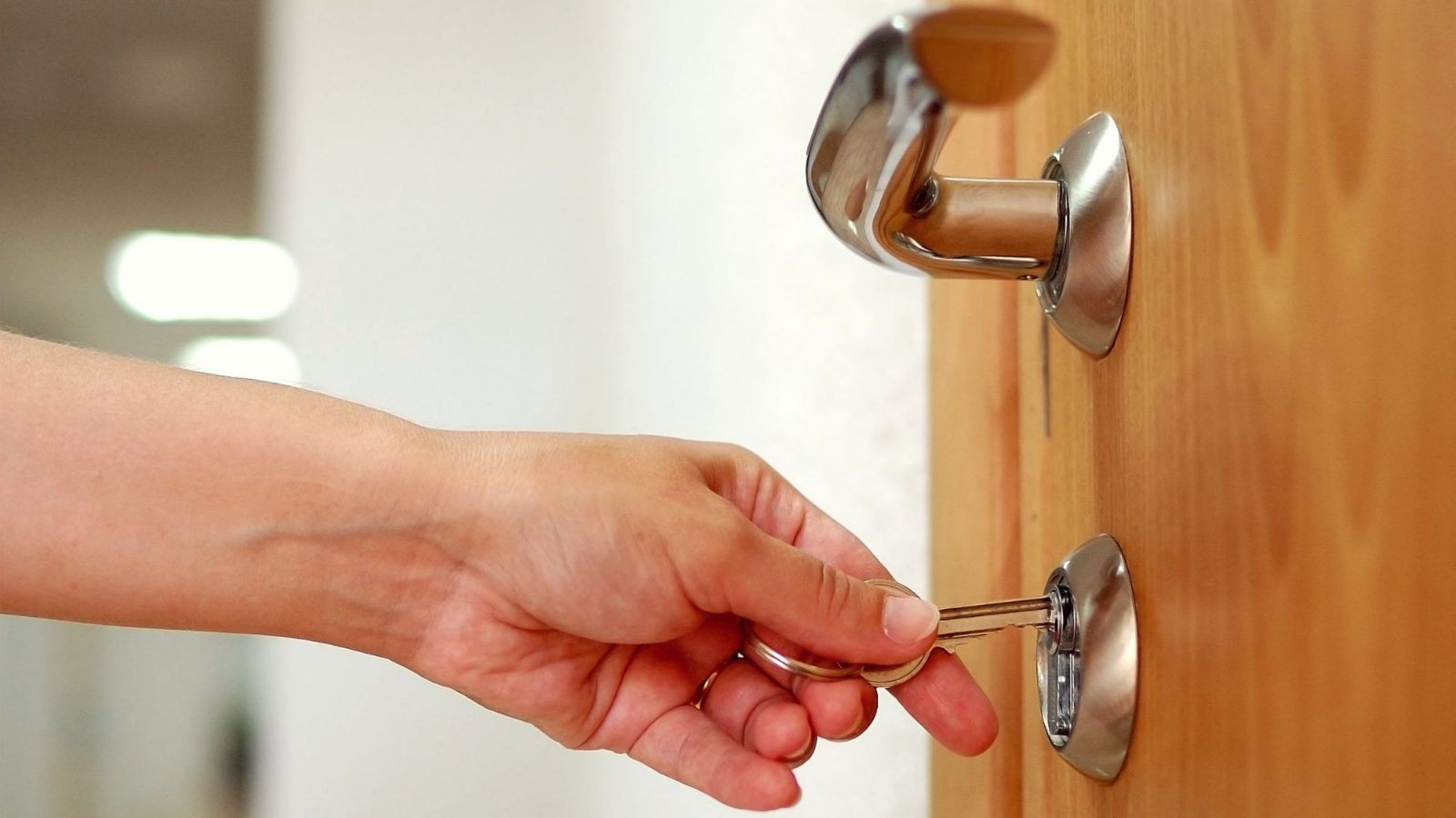 Why You Should Hire Professional Locksmiths